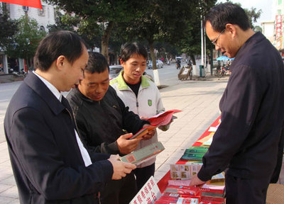 普法宣傳進(jìn)萬家，法治煙草促和諧——各地?zé)煵莶块T多形式開展“12·4”國家憲法日法制宣傳活動(dòng)